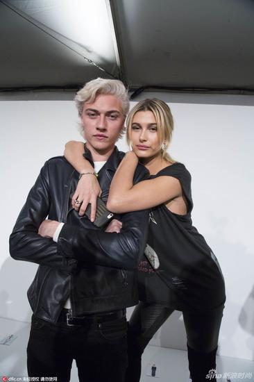 Lucky Blue Smith与模特合影