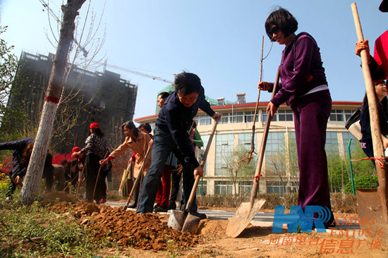 信息广播总监李金锋与《老朋友》主持人晓雨参与植树活动