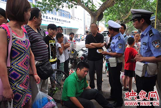 民警在现场了解情况