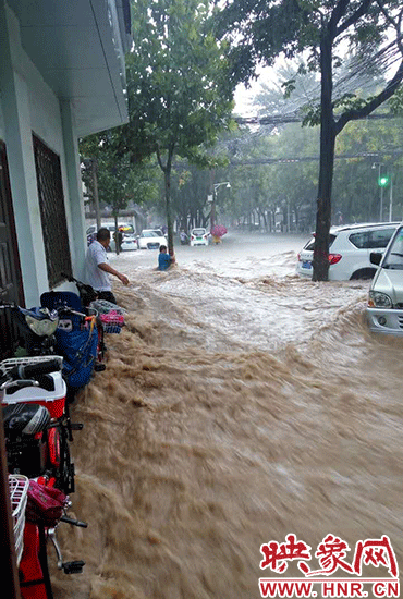 雨中救人。