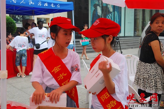 来自南阳路一小的双胞胎姐妹志愿者