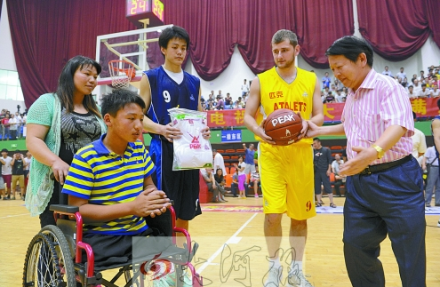 场上队员代表给秦旭磊送上NBA球星慈世平（即阿泰斯特）签名的篮球