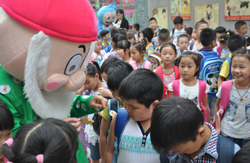 孩子们怀揣好奇的心迈进了小学生活