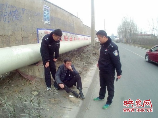 民警护送醉酒男子回家