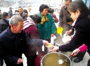 排队领取热腾腾的免费午餐