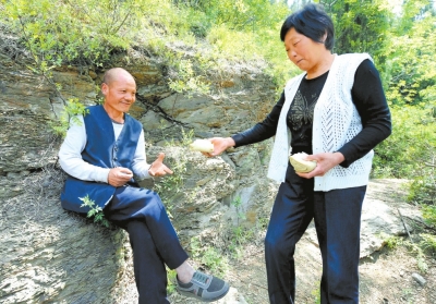 5月5日，马英为上山放牛的刘五送干粮。