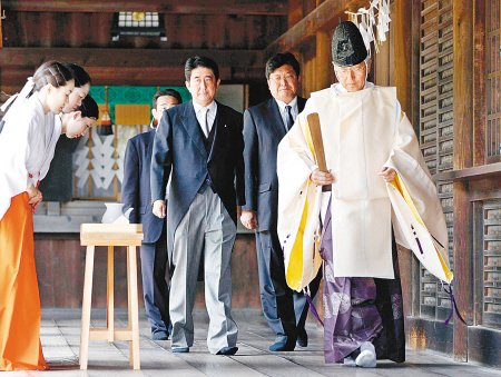 2011年8月15日安倍晋三等人参拜靖国神社。