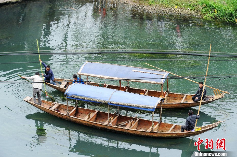 5月2日，凤凰县搜寻人员仍在沱江下游搜寻。