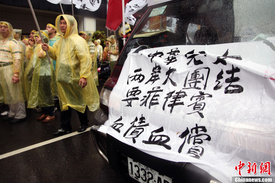 5月13日，屏东县数百渔民北上台北，在马尼拉经济文化办事处前抗议