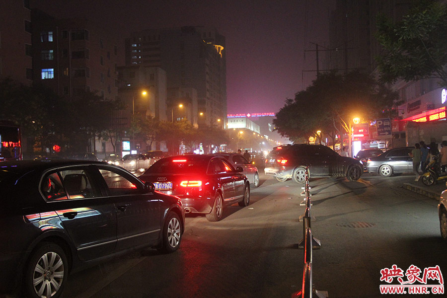 等待加油的车辆已经排到了加油站外的道路上。