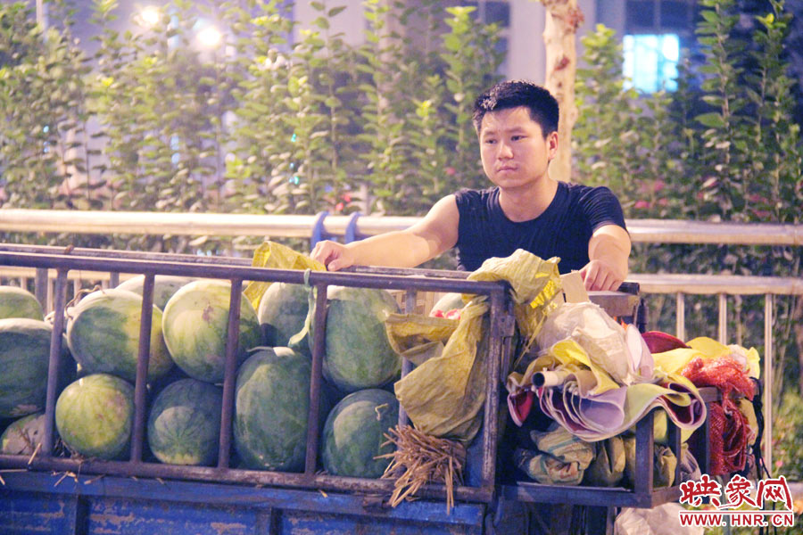 深夜郑州街头的瓜农