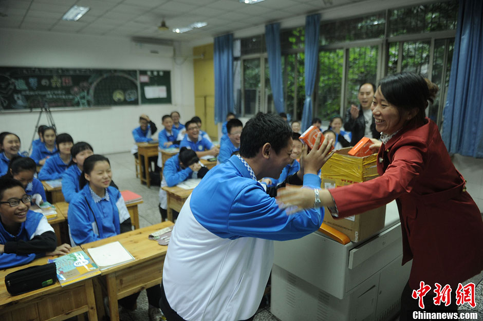 男子为儿子学校捐赠普通手机 呼吁学习期暂弃智能机