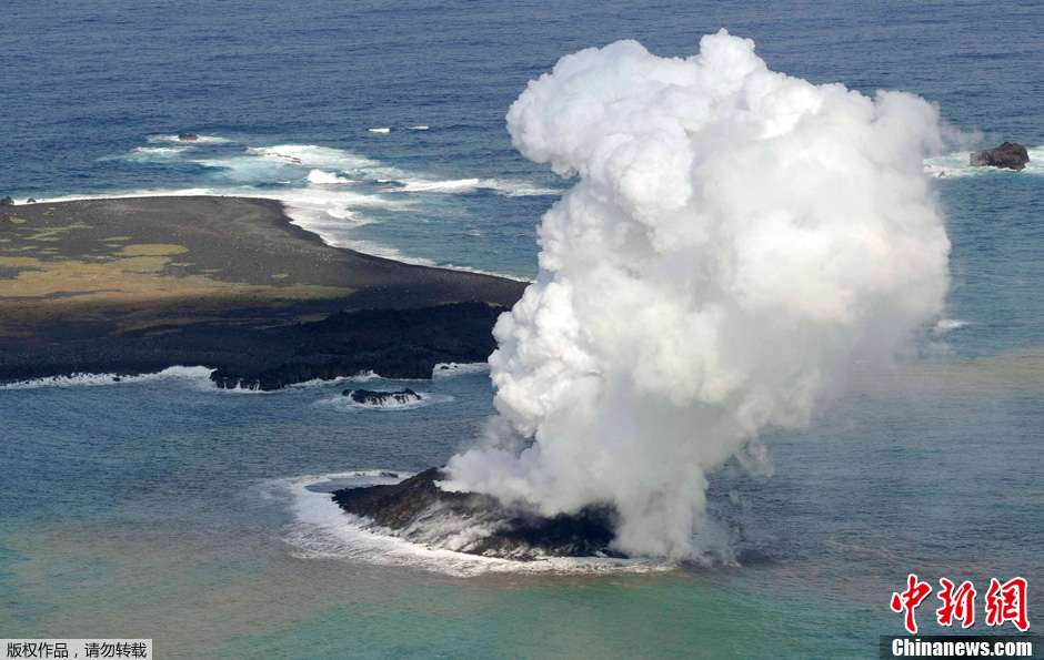 日小笠原诸岛附近海域火山喷发形成新“岛屿”