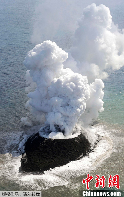 日小笠原诸岛附近海域火山喷发形成新“岛屿”