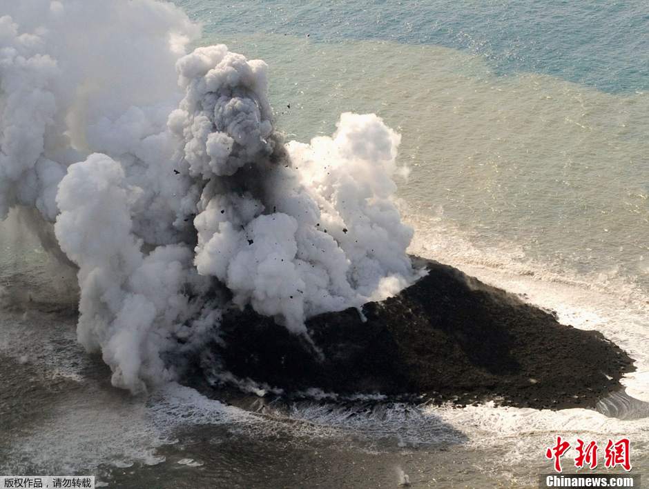 日小笠原诸岛附近海域火山喷发形成新“岛屿”