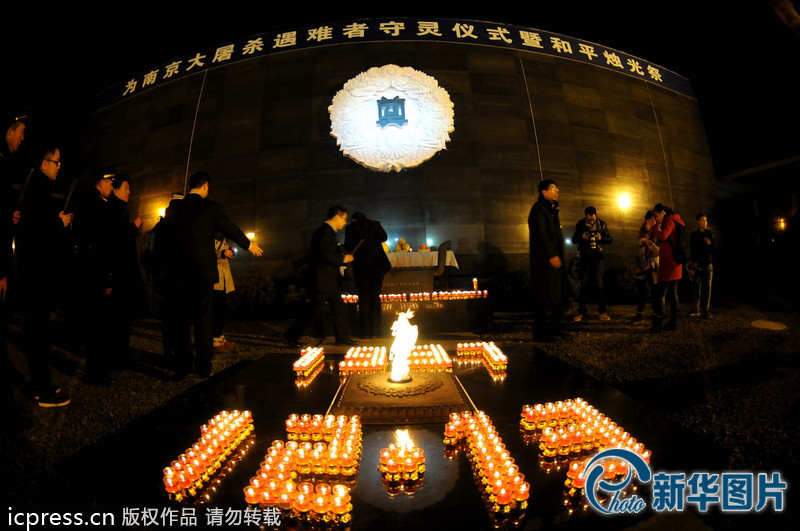 “为南京大屠杀遇难者守灵仪式暨和平烛光祭”活动在侵华日军南京大屠杀遇难同胞纪念馆祭场举行。