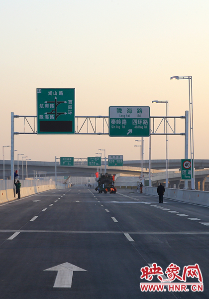 西三环快速路陇海路立交桥提示牌