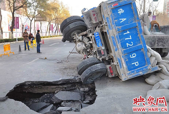 “郑州地铁站附近路面塌陷”实为大货车压塌透水路面