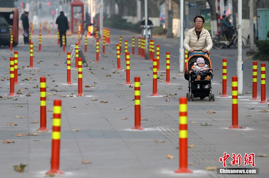 南京街头隔离桩密布 市民穿行似走“梅花阵”