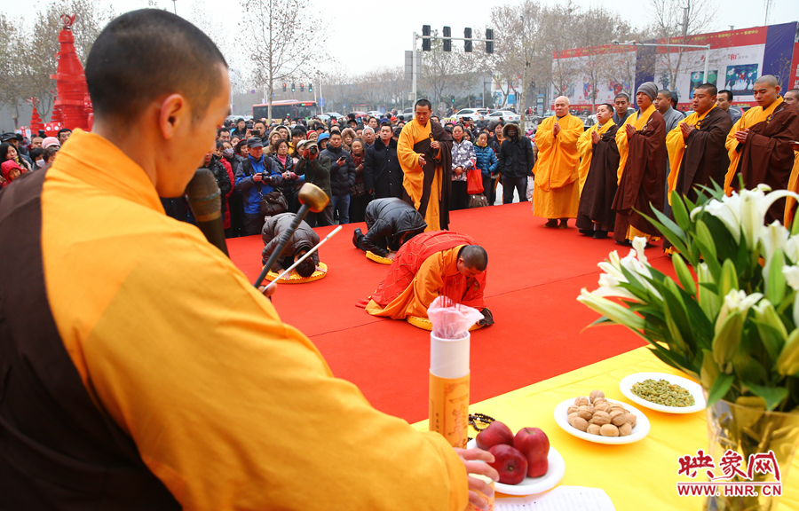 郑州市中原万达广场上，少林寺的僧人们为腊八节做法事，并免费布施五行腊八粥。