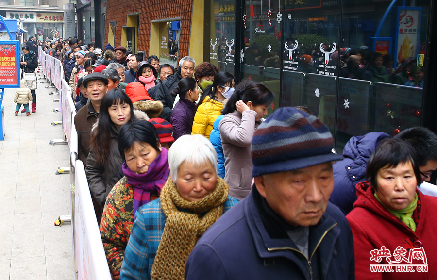 领粥的市民排起了长队，足有上千人。