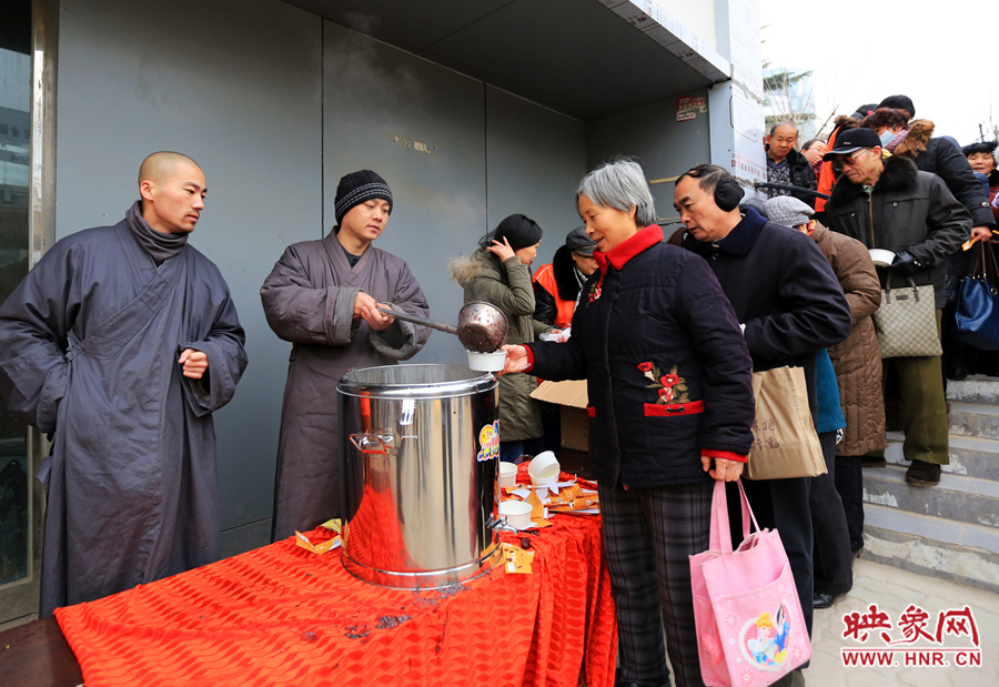 市民排队领取腊八粥