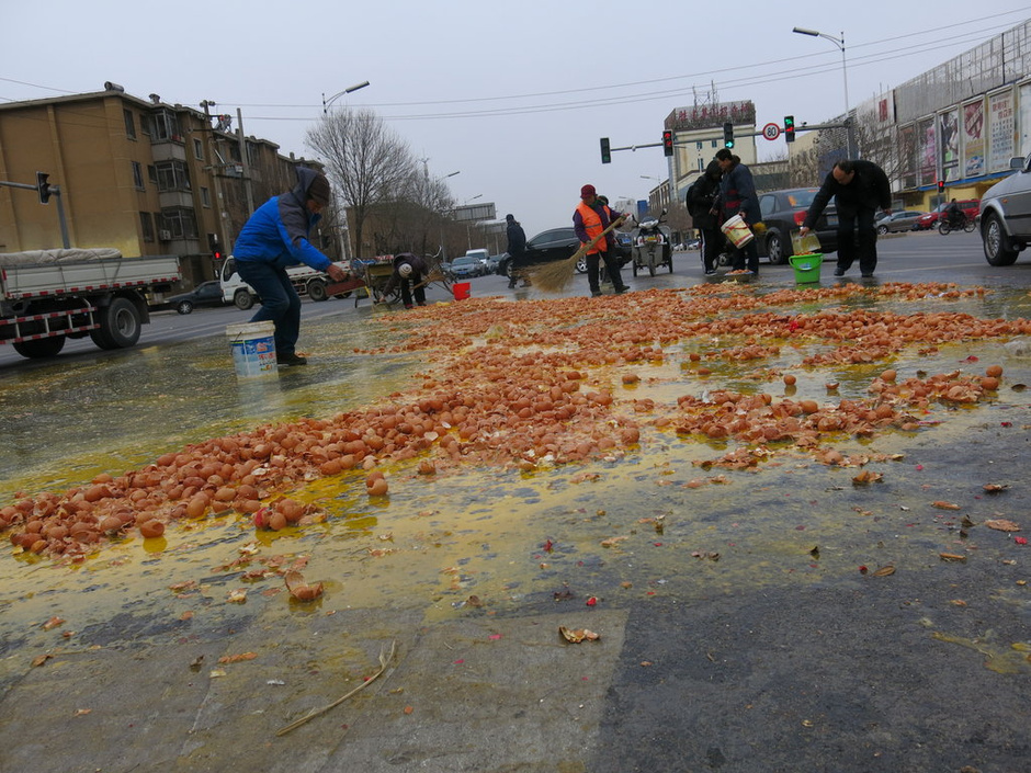 万枚鸡蛋撒马路 路人帮捡未哄抢