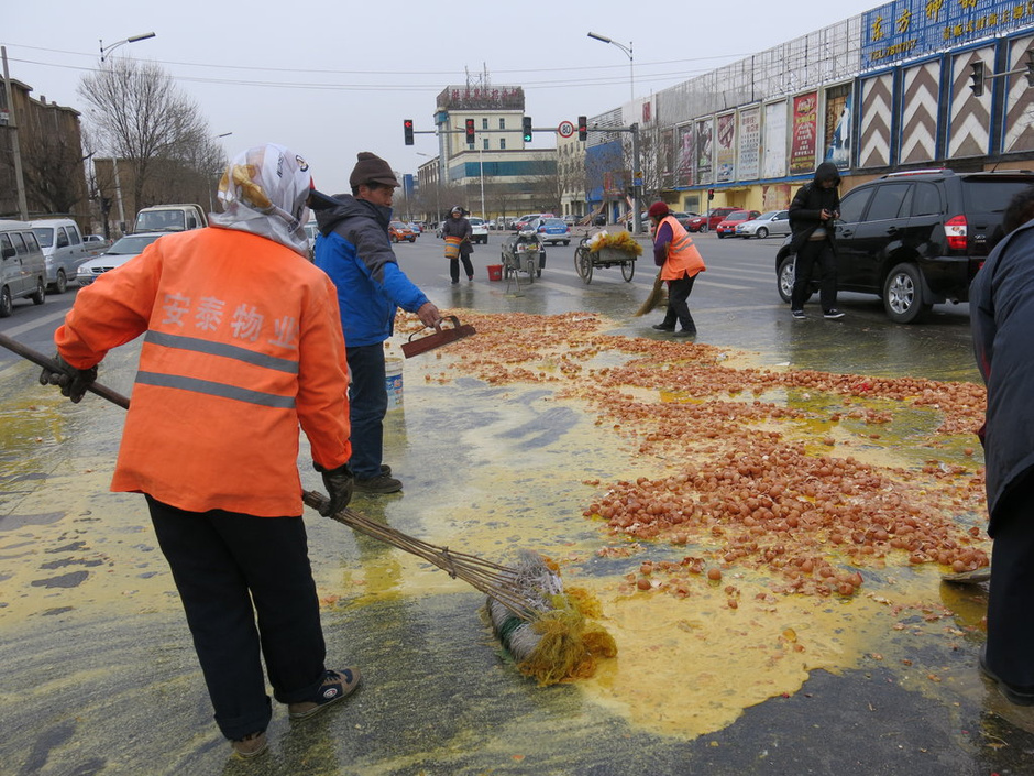 万枚鸡蛋撒马路 路人帮捡未哄抢