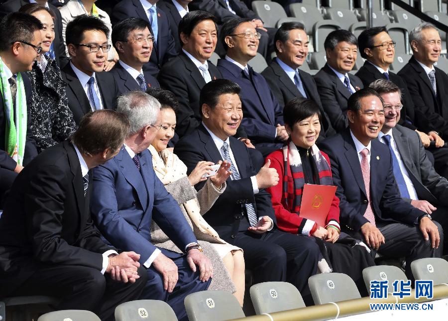  3月29日，国家主席习近平来到柏林奥林匹亚体育场足球场，亲切看望在德国训练的来自陕西志丹县的中国少