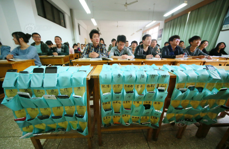 河南洛阳一大学学生课前自觉上交手机