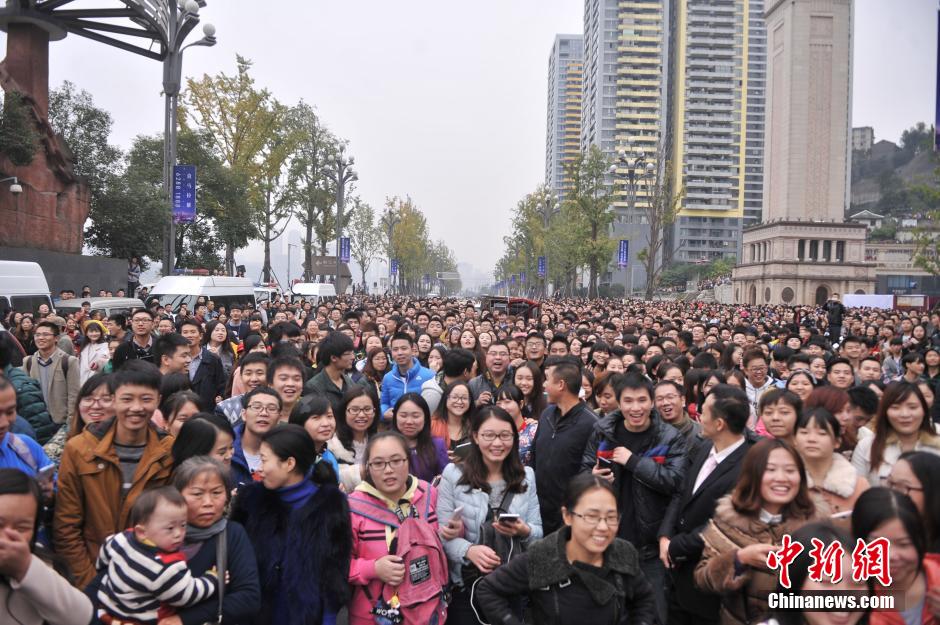 重庆上万粉丝在南滨路等待《奔跑吧兄弟》节目的录制。