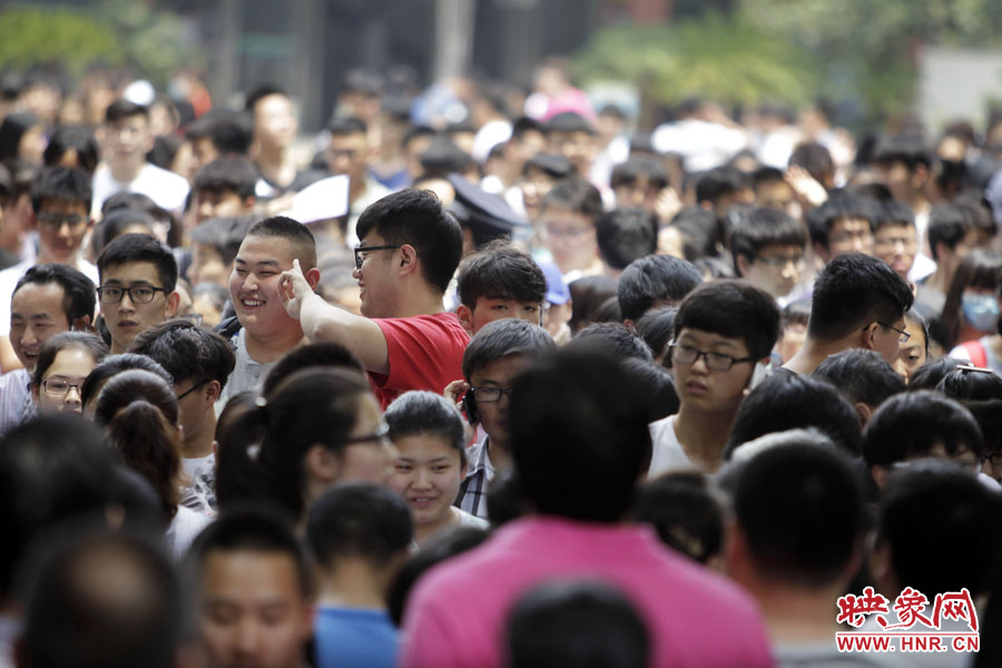 6月7日，郑州回中考点，考生走出考场，面露笑容