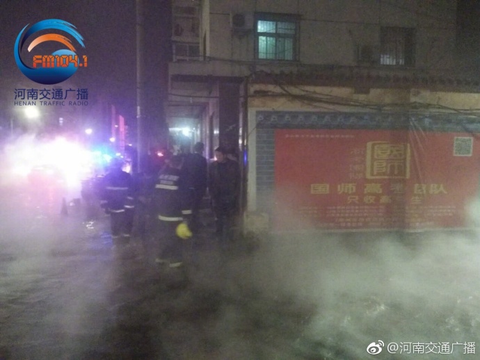 郑州一路口暖气管道爆管 消防员趟60度热水救人