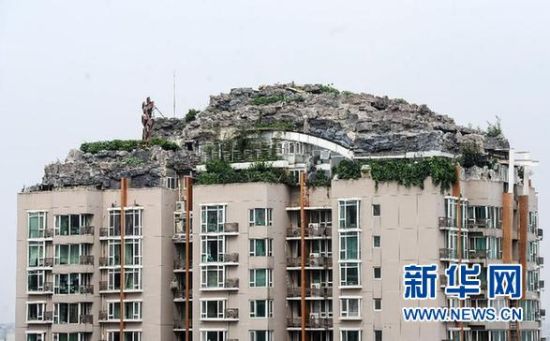 位于北京市海淀区白石桥路45号人济山庄小区B栋楼顶的假山别墅（8月12日摄）。