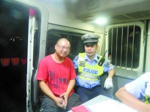 冉强开心地接受了民警的处罚和教育。高新区交巡警支队供图