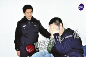 　民警安慰激动的嫌疑人王华