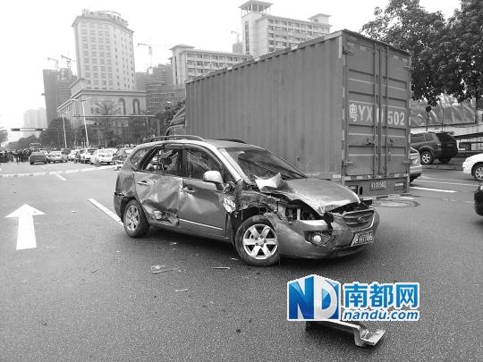 司机肇事逆行逃逸撞16辆车 逃跑被阻锤击交警