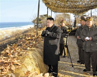 25日，朝鲜最高领导人金正恩指导朝鲜军队进行登陆及反登陆训练。