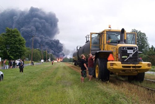 加拿大油罐车出轨爆炸 30多座建筑被毁数人失踪