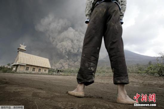 当地时间2月1日，印尼锡纳朋火山持续喷发。