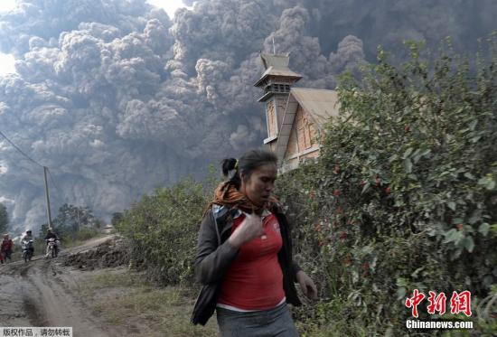 当地时间2月1日，印尼锡纳朋火山持续喷发。