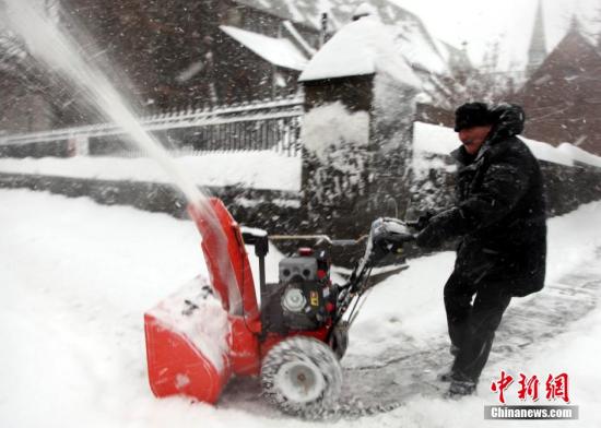 　　2月13日，强大暴风雪系统继续袭击人口稠密的美国东北部地区。