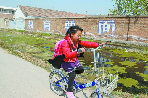 孩子每天都在污水横流的环境里生活