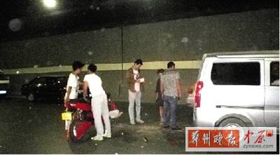 男孩连人带车撞上面包车