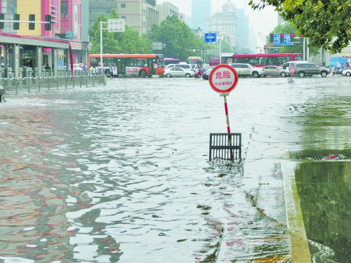 郑州积水路段上演“八仙过海各显神通”