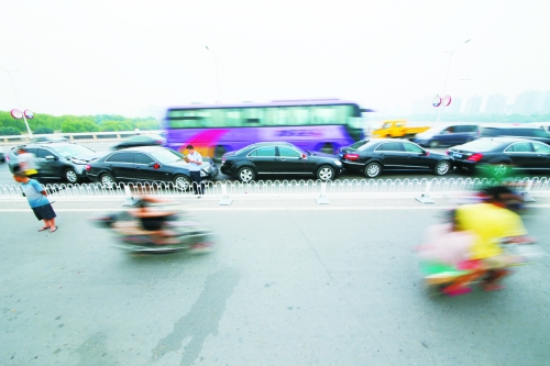 洛阳迎亲奔驰车队当街遭遇连环撞