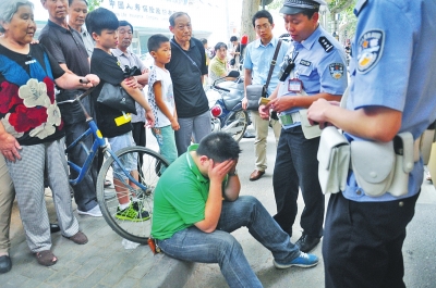 公交车长坐在路边掩面而泣