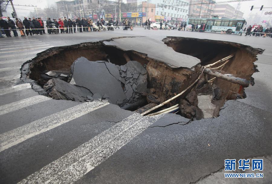 山西太原市区一主干道路口突然塌陷