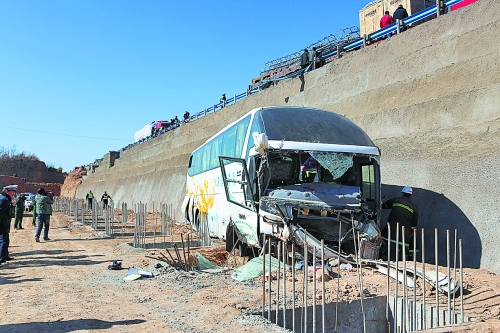 三门峡：客车冲下高速 跳入“钢筋丛林”