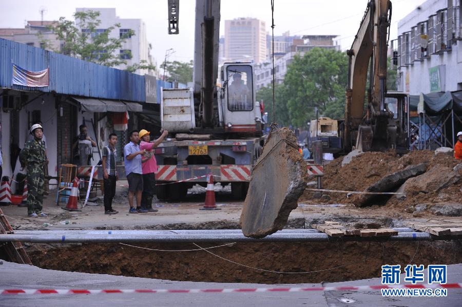 5月21日，在广东省深圳市龙岗区横岗街道红棉二路华茂工业园路面塌陷处，救援人员在现场救援。